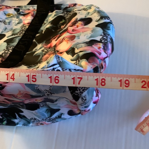 BETSEY JOHNSON. Leo/Blk XORUBY. Beautiful floral Overnight bag. - Picture 5 of 10